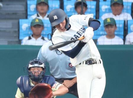 １回、左翼へ二塁打を放つ平田。捕手高田
