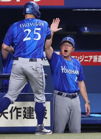 １回、先制ソロを放った筒香を迎える相川監督