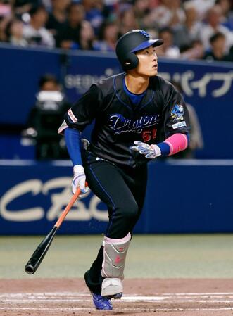 １回、上林が右中間に同点ソロを放つ