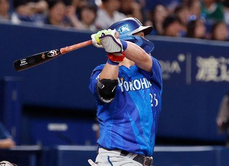 　６回ＤｅＮＡ無死、筒香が左越えに２者連続でこの試合２本目の本塁打を放つ＝バンテリンドーム
