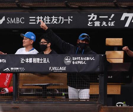 ５回、レイエスが適時内野安打を放ち、笑顔を見せる新庄監督（右）＝撮影・中島達哉