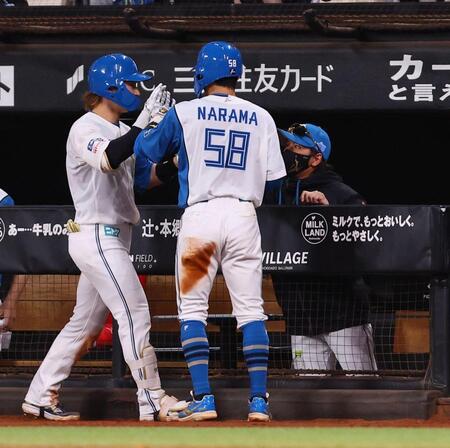５回、犠飛を放った水野（左）と生還した奈良間（５８）を迎える新庄監督（撮影・中島達哉）