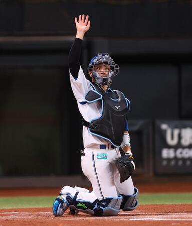 １回、２ランを放ち、スタンドのファンの歓声に応える郡司（撮影・中島達哉）
