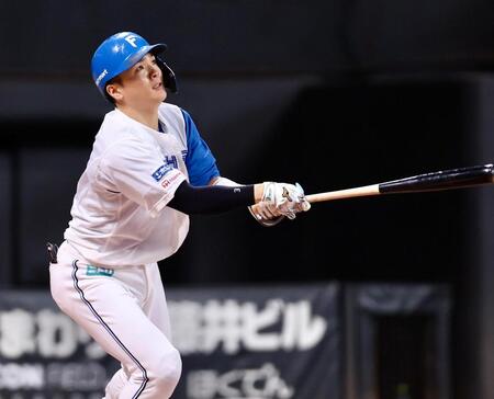 １回、２ランを放つ郡司（撮影・中島達哉）