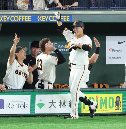 ３回、左中間に先制２ランを放ち喜ぶ中山（撮影・金田祐二）