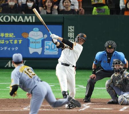 ３回、左中間に先制２ランを放つ中山（撮影・金田祐二）