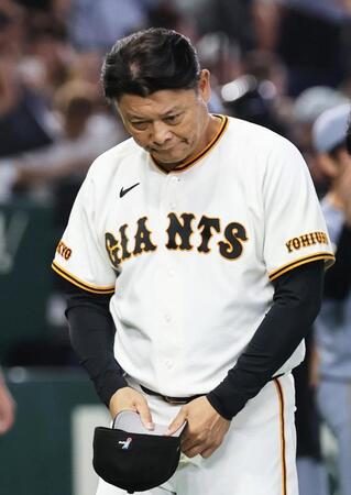 阪神に敗れ、厳しい表情を見せる橋上監督代行