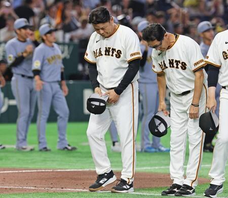 阪神に敗れ、肩を落とす橋上監督代行ら