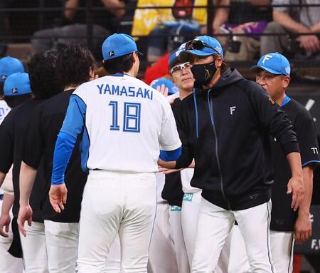 山崎（１８）らナインを迎える新庄監督（撮影・中島達哉）