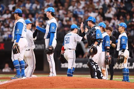 西武に勝利をあげ、タッチを交わす日本ハムナイン（撮影・中島達哉）