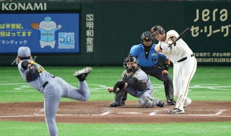 ６回、空振り三振に倒れるダルベック（撮影・金田祐二）