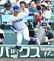 ６回、ベンチの橫でキャッチボールする健大高崎・石垣聡志（撮影・開出牧）