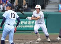 ５回、健大高崎・佐藤麻恩は右前に適時打を放つ（撮影・坂部計介）