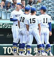 試合前、チームメイトと肩を組み笑顔を見せる健大高崎・石垣聡志（左）＝撮影・開出牧