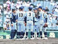 ５回、ピンチを迎えマウンドに集まる東海大甲府ナイン（撮影・開出牧）