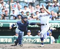 ３回、先制のホームを狙う石田雄星（右）の生還を阻む東海大甲府・岡田優心（撮影・開出牧）