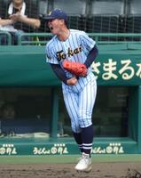 ３回、健大高崎・大岩翔斗の左前打で二走石田雄星が本塁でアウトとなり、ガッツポーズの東海大甲府・籾山慶人（撮影・坂部計介）