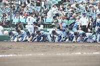 ２回戦で敗退し甲子園の土を集める東海大甲府ナイン（撮影・開出牧）