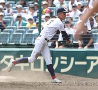 ４回、長崎日大・竹内剛の一ゴロで一塁手有明・十文字彩輝は判断良く本塁へ送球、三走鶴山を刺す（撮影・坂部計介）