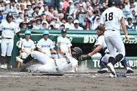 ２回、竹内剛の中越え二塁打で一塁からホームに滑り込む梶山風岳（左）の生還を阻止する有明・西山享太郎（撮影・開出牧）