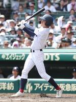 ３回、有明・永田晴輝は中越えに二塁打を放つ（撮影・坂部計介）