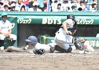 ３回、ヘッドスライディングで生還する有明・永田（撮影・開出牧）