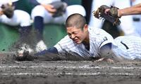 ５回、勝ち越しの生還を果たす東日本国際大昌平・新井凜（撮影・高部洋祐）