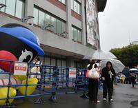 雨のため試合が中止となり残念そうなファン（撮影・持木克友）