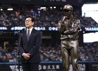 試合前、野球殿堂入りを記念して製作された立像を横で話す栗山英樹ＣＢＯ（撮影・中島達哉）