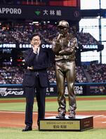 試合前、野球殿堂入りを記念して製作された立像と記念撮影に応じる栗山英樹ＣＢＯ（撮影・中島達哉）
