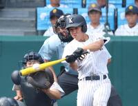 ５回、左翼に適時二塁打を放つ小内。捕手沖野