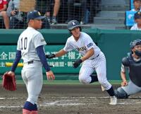 ５回、勝ち越しの適時二塁打を放つ東日本国際大昌平・小内壱晟（撮影・立川洋一郎）