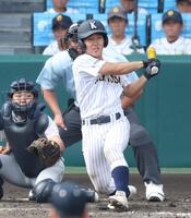 ５回、左翼に適時二塁打を放つ小内。捕手沖野