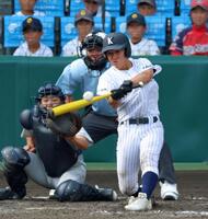 ５回、勝ち越しの適時二塁打を放つ東日本国際大昌平・小内壱晟（撮影・立川洋一郎）