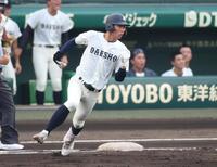 １回、左翼へ二塁打を放ち、一塁を回る平田