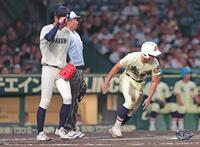 ６回、太田の中犠飛で三走高田（右）の生還を許した大分商・平田