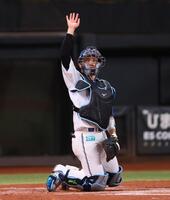 １回、２ランを放ち、スタンドのファンの歓声に応える郡司（撮影・中島達哉）