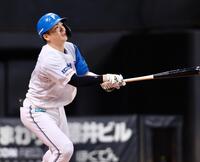 １回、２ランを放つ郡司（撮影・中島達哉）