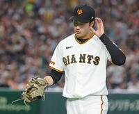 ６回途中、降板する西舘