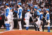 西武に勝利をあげ、タッチを交わす日本ハムナイン（撮影・中島達哉）