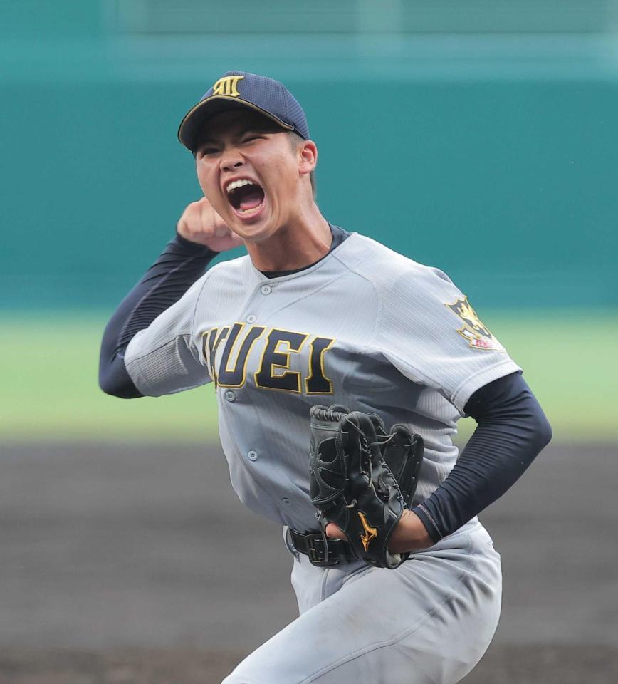 　花咲徳栄打線を相手に完封勝利を挙げ、雄たけびを上げる仙台育英・古川（撮影・西田忠信）