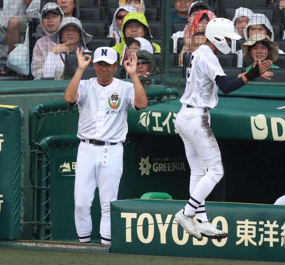 　３回、桜岡の先制打に満足げな佐野日大・麦倉監督（撮影・中田匡峻）