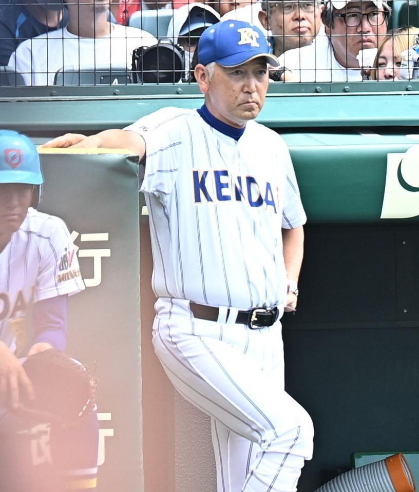 ベンチで戦況を見守る健大高崎・青柳博文監督（撮影・開出牧）