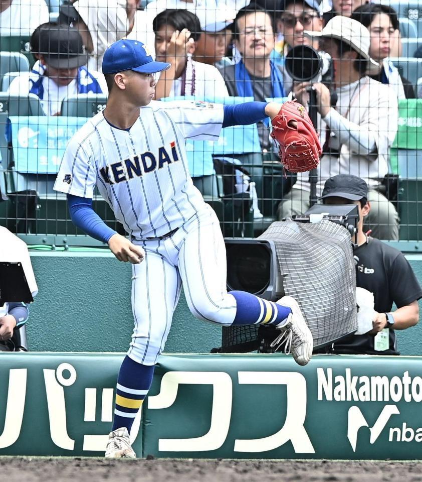 ６回、ベンチの橫でキャッチボールする健大高崎・石垣聡志（撮影・開出牧）