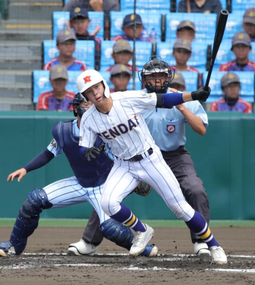 ３回、健大高崎・大岩翔斗は左前に安打を放つ（撮影・坂部計介）