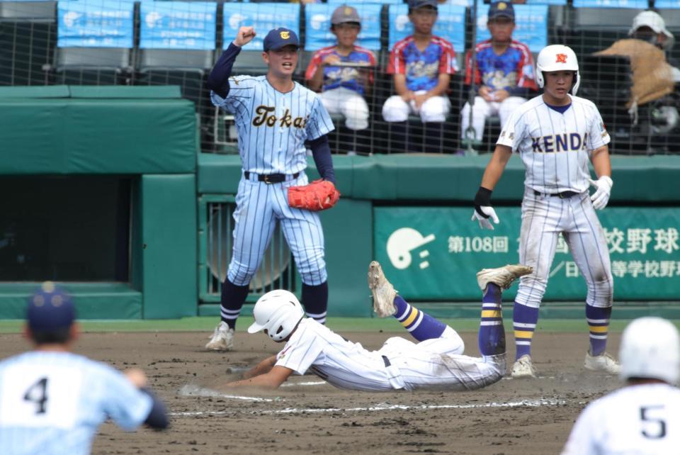 ３回、健大高崎・大岩翔斗の左前打で二走石田雄星は本塁を狙うも、憤死（撮影・坂部計介）