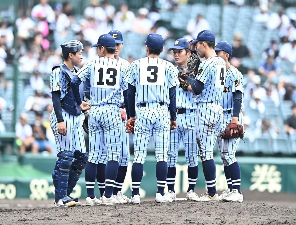 ５回、ピンチを迎えマウンドに集まる東海大甲府ナイン（撮影・開出牧）