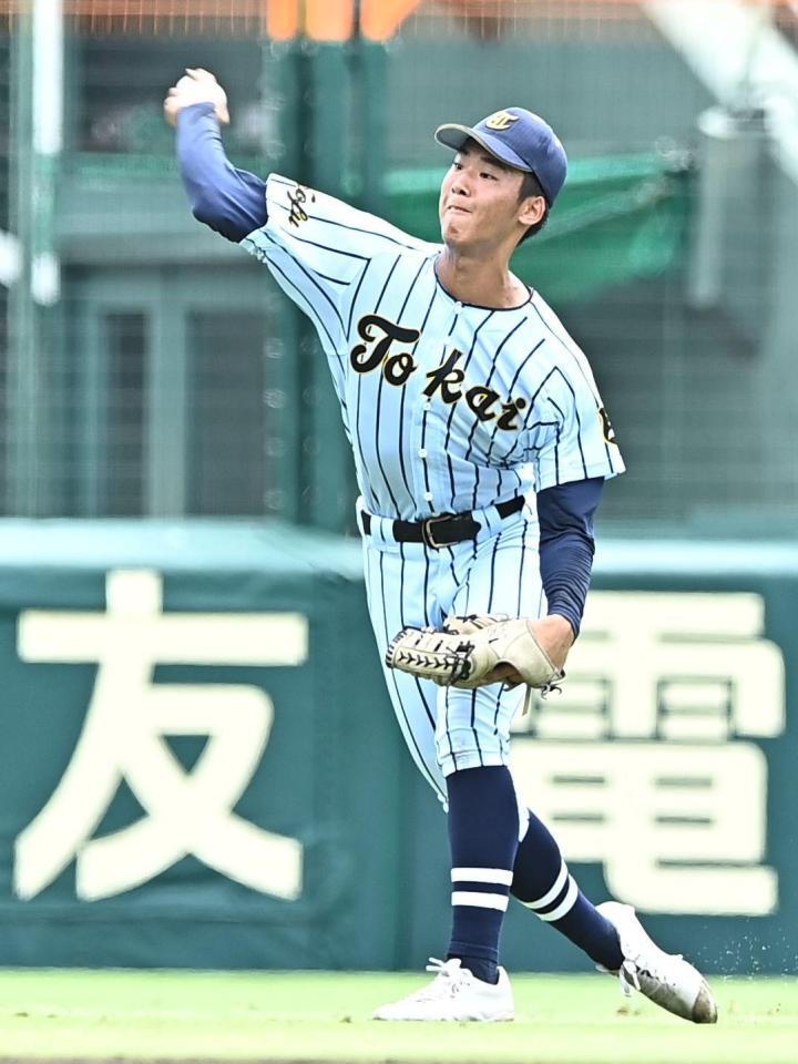 ３回、生還を好返球で阻止した東海大甲府・土肥綾太郎（撮影・開出牧）