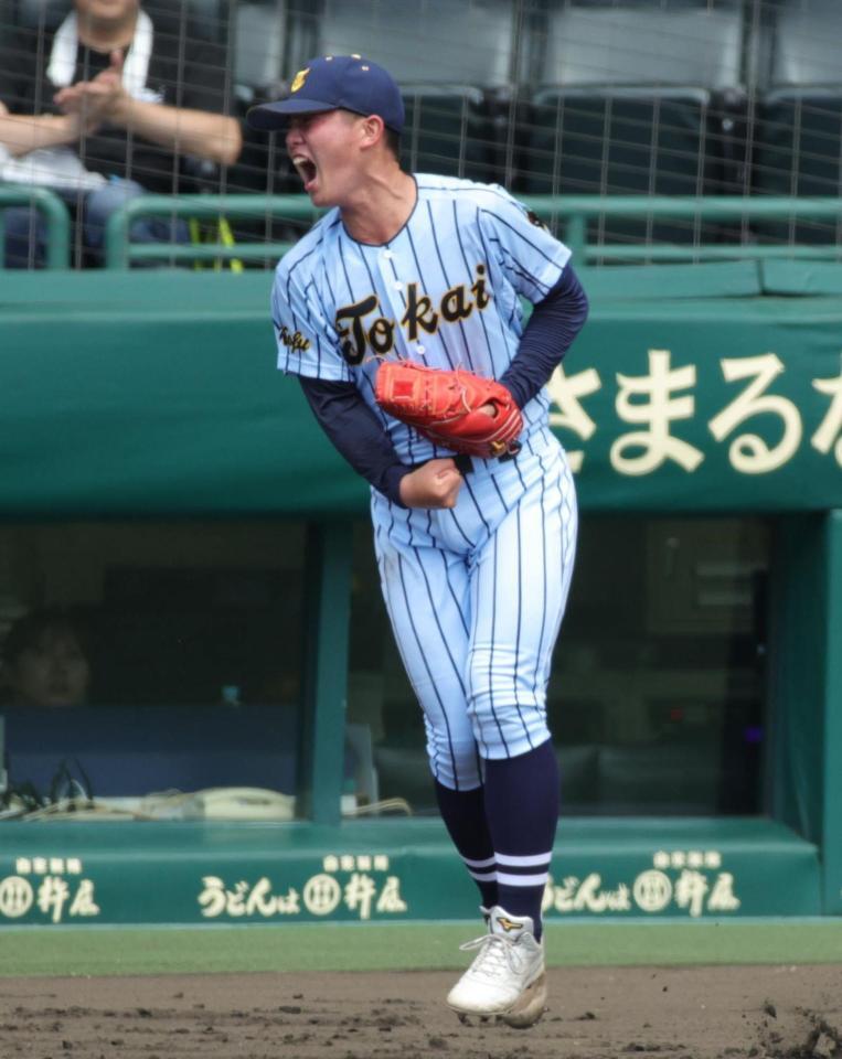 ３回、健大高崎・大岩翔斗の左前打で二走石田雄星が本塁でアウトとなり、ガッツポーズの東海大甲府・籾山慶人（撮影・坂部計介）