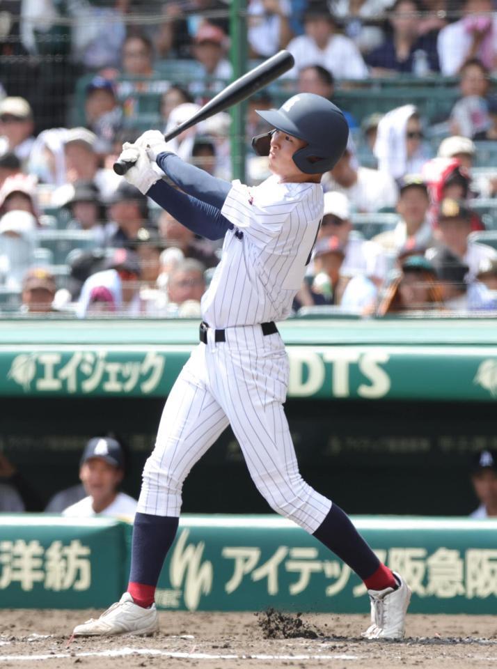 ３回、有明・永田晴輝は中越えに二塁打を放つ（撮影・坂部計介）